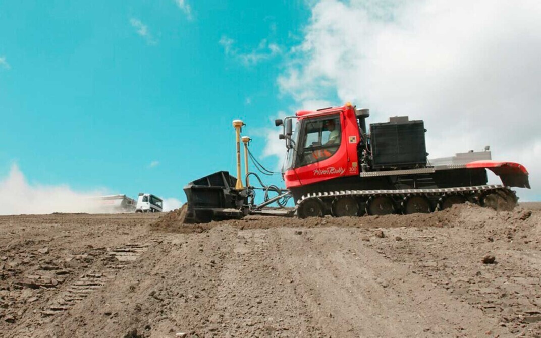 PistenBully_300_Polar_GreenTech_Verschiebearbeiten_2021-02-1000x562